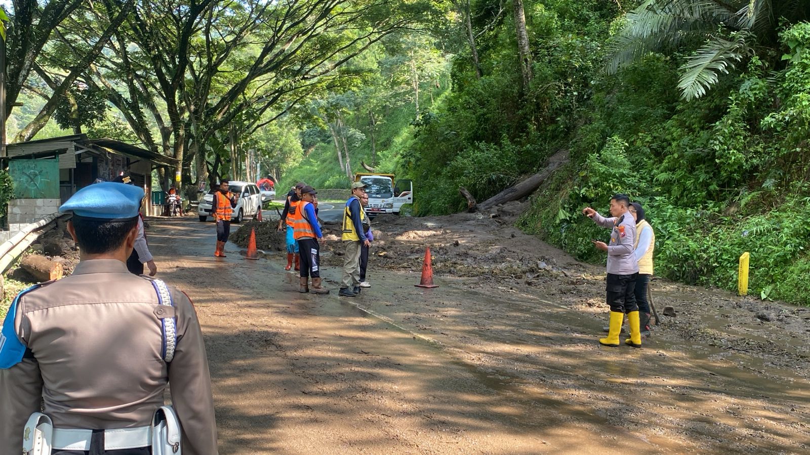 Hujan Deras Picu 9 Titik Longsor di Slahung, Jalur Ponorogo–Pacitan Diberlakukan Buka Tutup