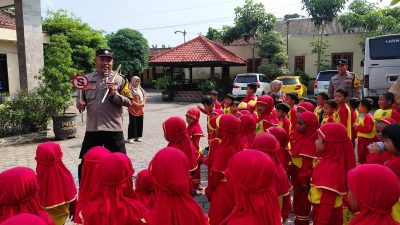 Polsek Ngadiluwih Kenalkan Tugas Polisi kepada Anak TK