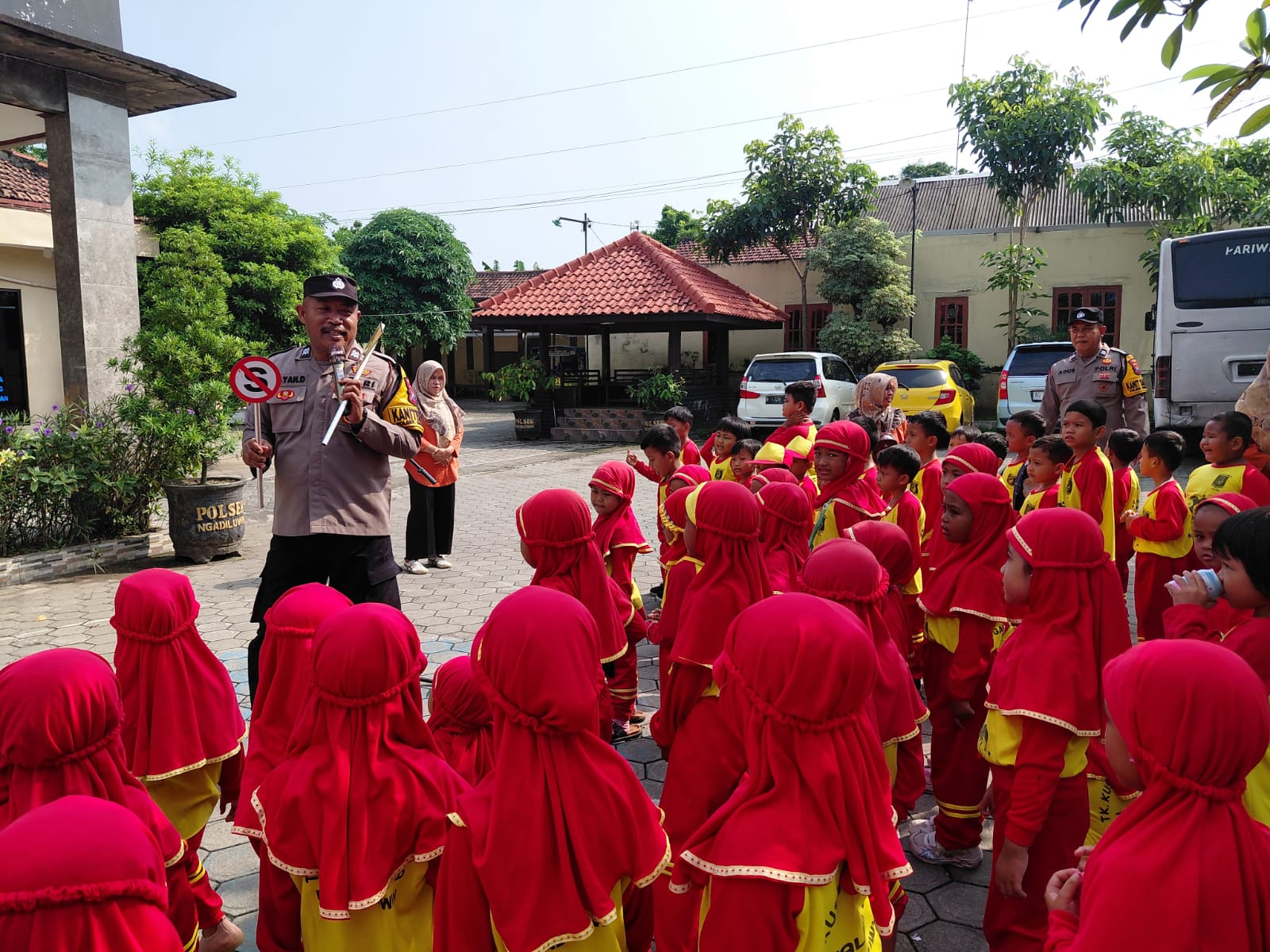 Polsek Ngadiluwih Kenalkan Tugas Polisi kepada Anak TK