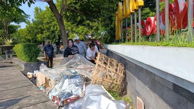 Tumpukan Rongsok di Alun-alun Ponorogo Jadi Sorotan, Plt Bupati Minta Segera Dipindahkan