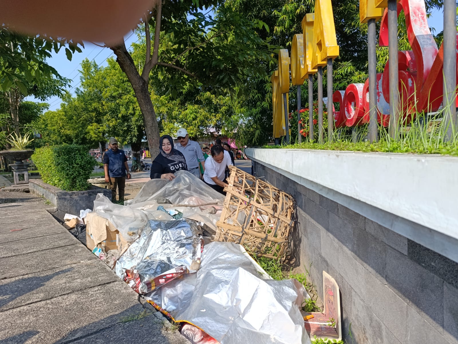 Tumpukan Rongsok di Alun-alun Ponorogo Jadi Sorotan, Plt Bupati Minta Segera Dipindahkan