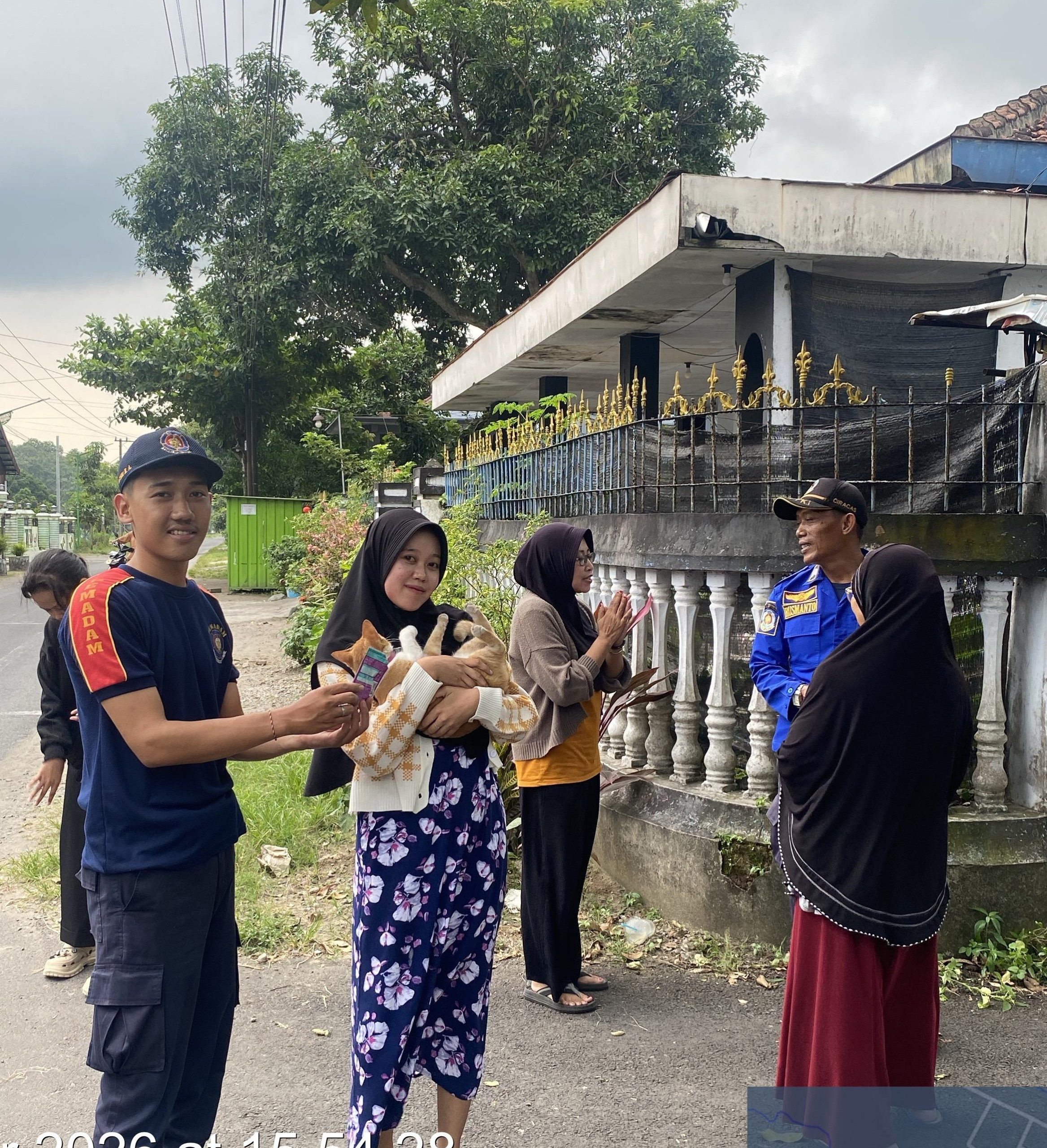 Kucing Terjebak di Plafon Rumah Warga, Damkar Kediri Lakukan Evakuasi