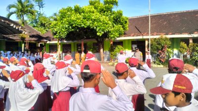 Jadi Pembina Upacara, Bhabinkamtibmas Wates Sampaikan Bahaya Bullying
