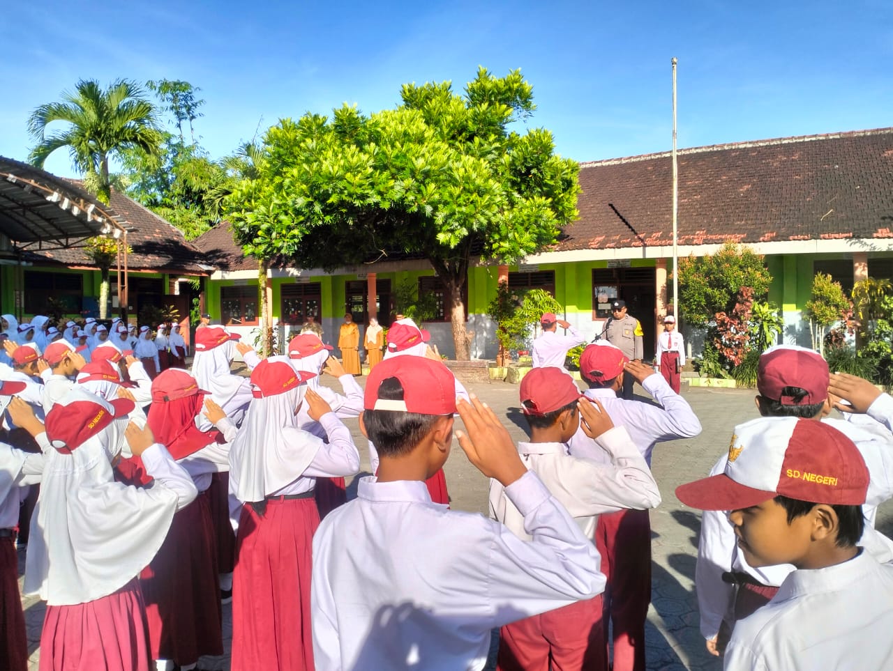 Jadi Pembina Upacara, Bhabinkamtibmas Wates Sampaikan Bahaya Bullying