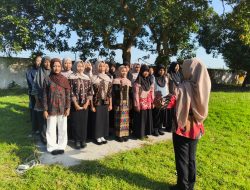 Siswa dan Guru SMPN 1 Ngasem Kenakan Kebaya, Peringati Semangat R.A. Kartini