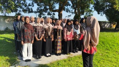 Siswa dan Guru SMPN 1 Ngasem Kenakan Kebaya, Peringati Semangat R.A. Kartini