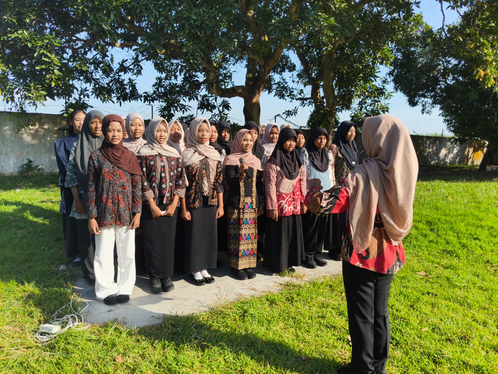 Siswa dan Guru SMPN 1 Ngasem Kenakan Kebaya, Peringati Semangat R.A. Kartini