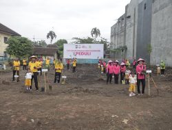 Peringati Hari Bumi, YKB Polres Blitar Tanam dan Sebar 1.000 Bibit Pohon