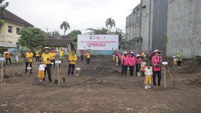 Peringati Hari Bumi, YKB Polres Blitar Tanam dan Sebar 1.000 Bibit Pohon