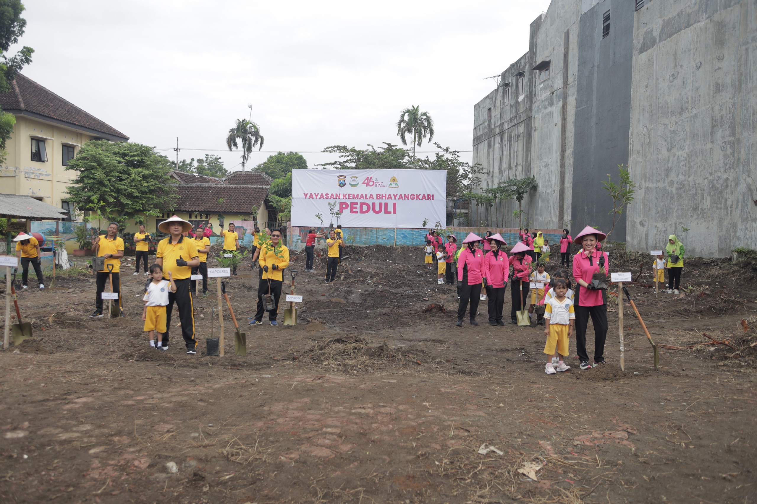 Peringati Hari Bumi, YKB Polres Blitar Tanam dan Sebar 1.000 Bibit Pohon