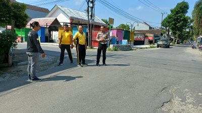 Kurangi Risiko Kecelakaan, Polsek Ngadiluwih Pasang Rambu dan Banner Imbauan