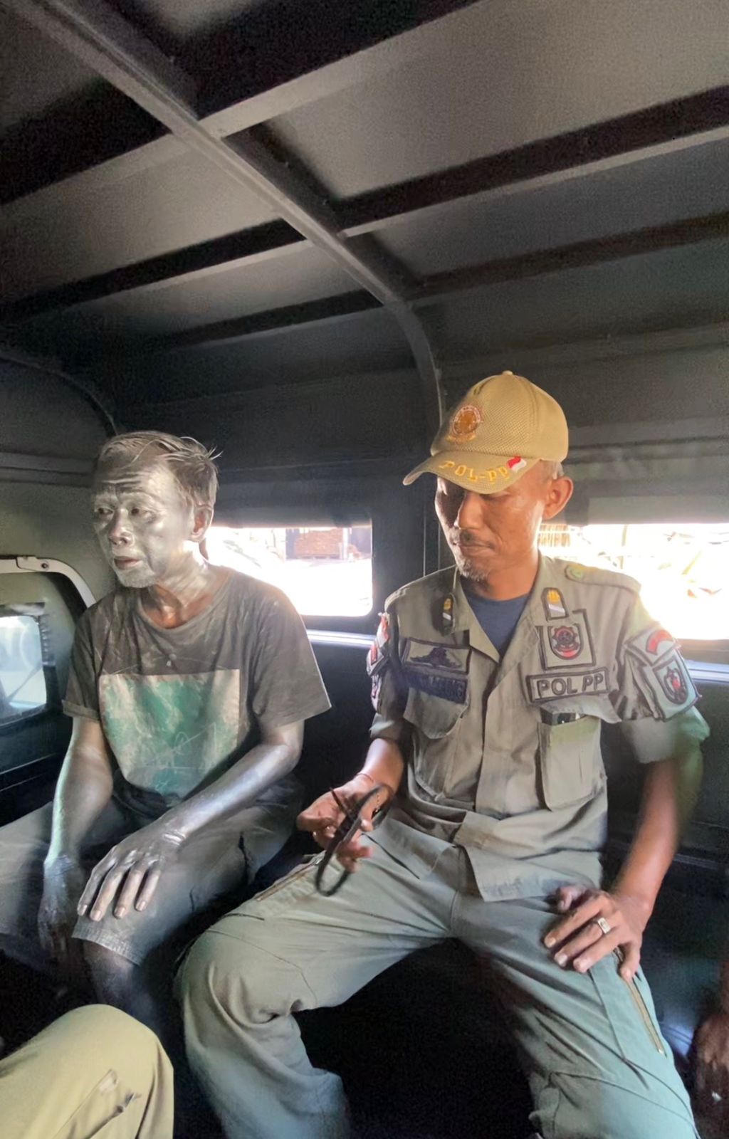 Ganggu Ketertiban, Manusia Silver Diamankan Satpol PP Kediri