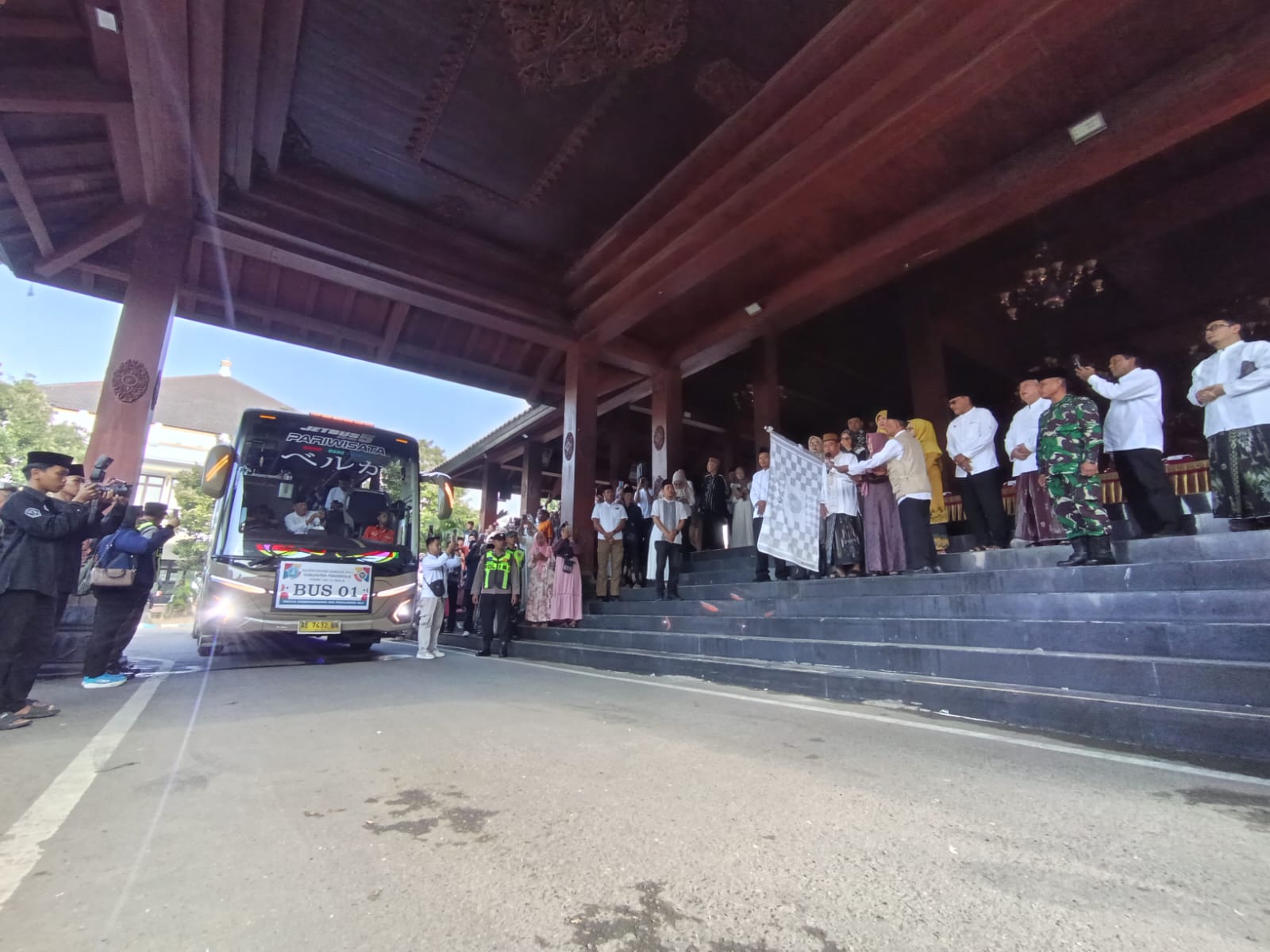 554 Jamaah Haji Ponorogo Diberangkatkan dalam Dua Kloter, Suasana Haru Iringi Pelepasan