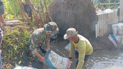 Babinsa dan Warga Gotong Royong Bersihkan Sungai Pulerejo, Perbaiki Tanggul Rusak