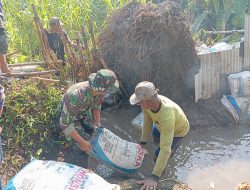 Babinsa dan Warga Gotong Royong Bersihkan Sungai Pulerejo, Perbaiki Tanggul Rusak