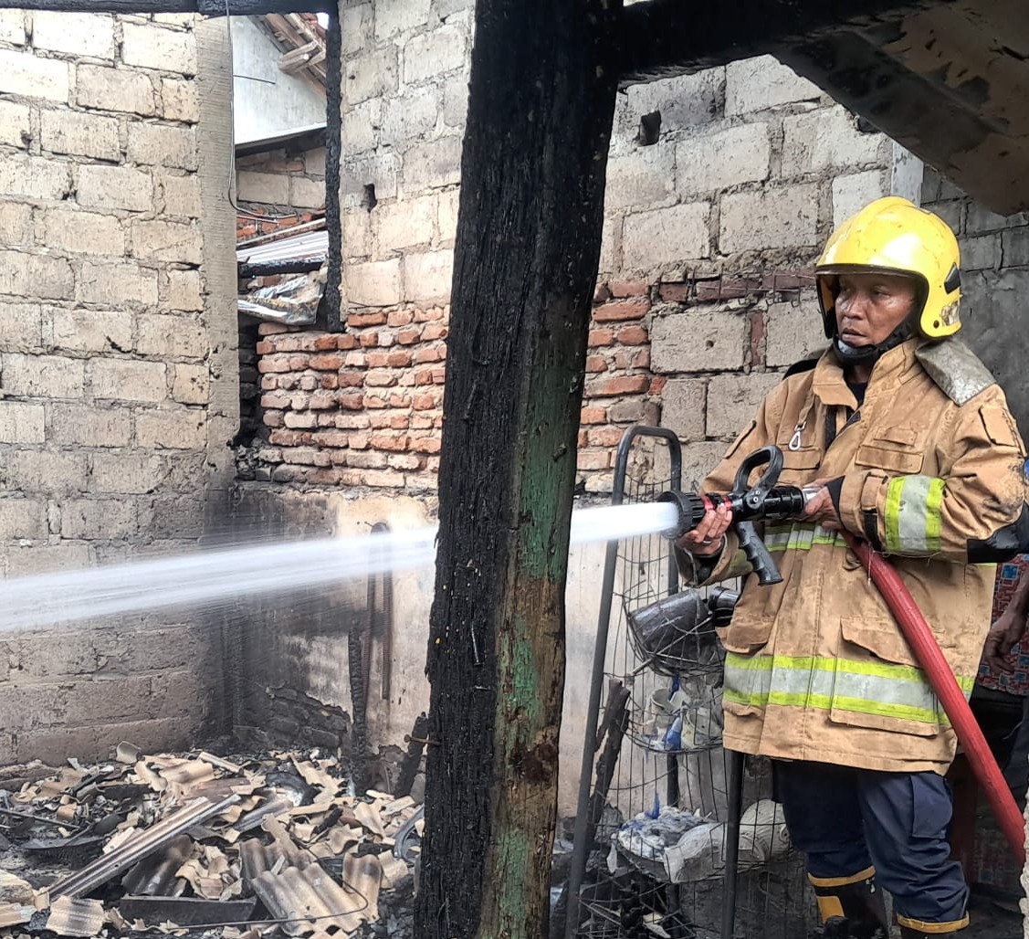 Tinggalkan Tungku Menyala, Dapur Rumah di Kediri Ludes Terbakar