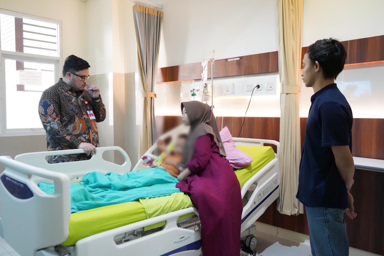 Suspend SPPG, Mas Dhito Jenguk Siswa Diduga Keracunan MBG