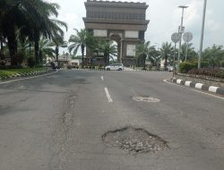 Jalan Berlubang di Sekitar Simpang Lima Gumul Belum Tersentuh Perbaikan, Warga Khawatir Picu Kecelakaan