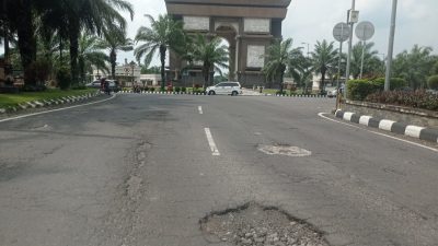Jalan Berlubang di Sekitar Simpang Lima Gumul Belum Tersentuh Perbaikan, Warga Khawatir Picu Kecelakaan