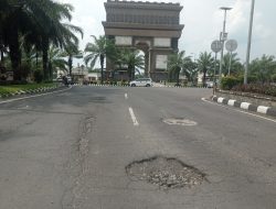 Jalan Berlubang di Kawasan SLG Kediri Dikeluhkan, Pengguna Jalan Diminta Waspada