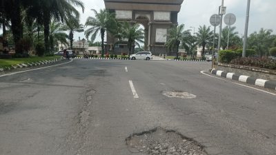 Jalan Berlubang di Kawasan SLG Kediri Dikeluhkan, Pengguna Jalan Diminta Waspada
