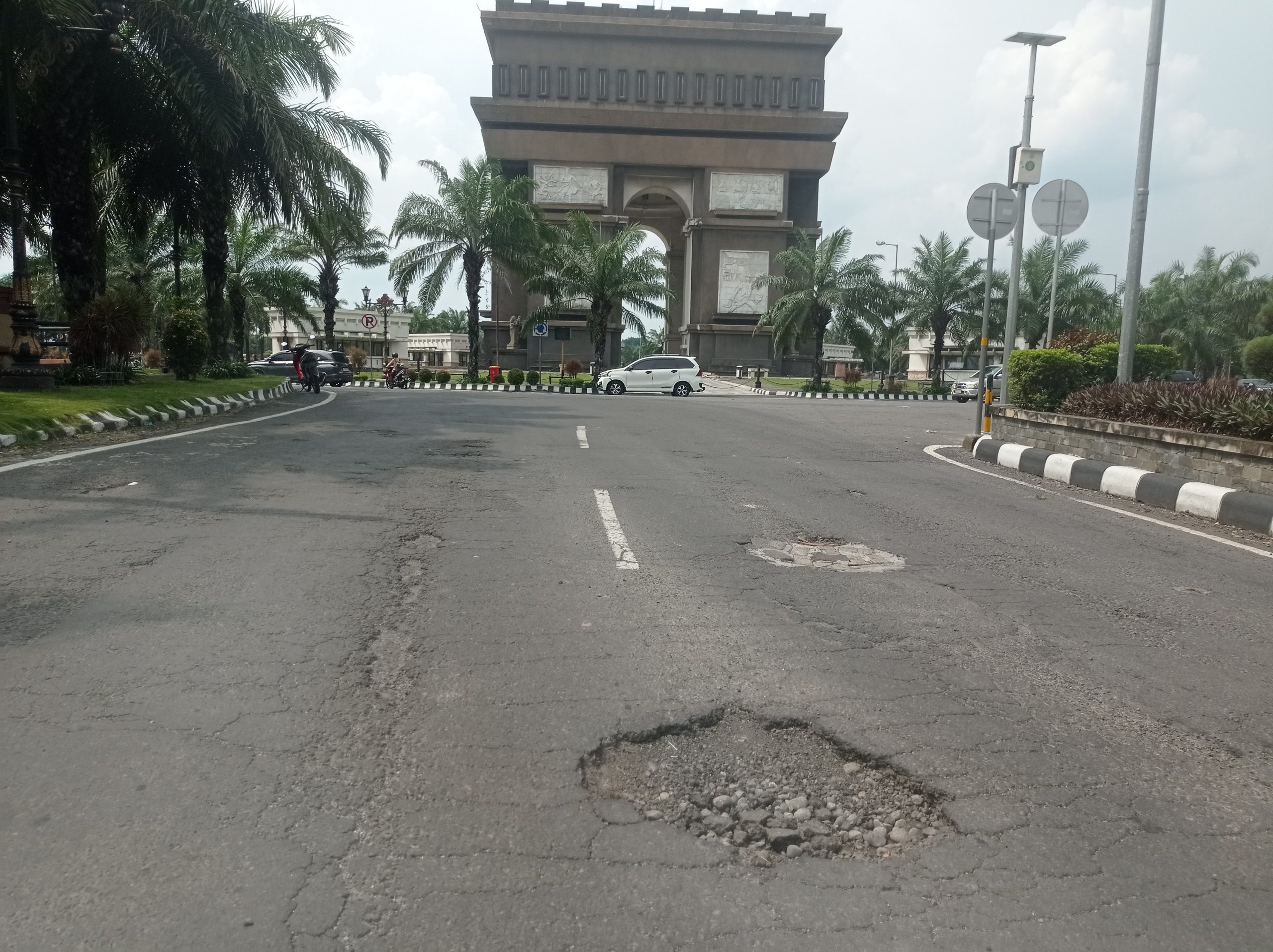 Jalan Berlubang di Kawasan SLG Kediri Dikeluhkan, Pengguna Jalan Diminta Waspada