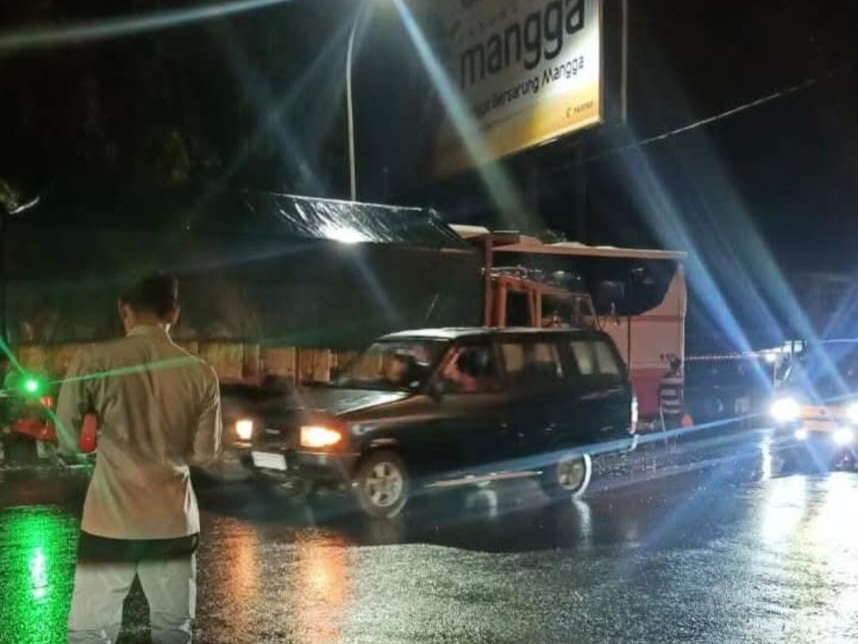 Langgar Marka, Bus dan Truk Adu Banteng di Tulungagung