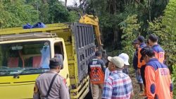 Petugas Gabungan Bersihkan Material Longsor di Desa Geger, Ditargetkan Tuntas Hari Ini