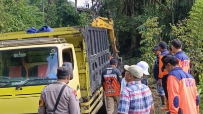 Petugas Gabungan Bersihkan Material Longsor di Desa Geger, Ditargetkan Tuntas Hari Ini
