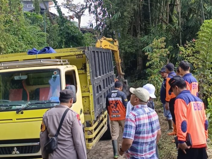 Petugas Gabungan Bersihkan Material Longsor di Desa Geger, Ditargetkan Tuntas Hari Ini