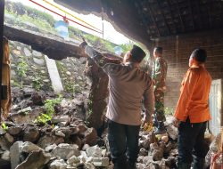 Hujan Deras 2 Jam, Rumah Warga Tulungagung Tertimpa Longsor