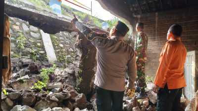 Hujan Deras 2 Jam, Rumah Warga Tulungagung Tertimpa Longsor