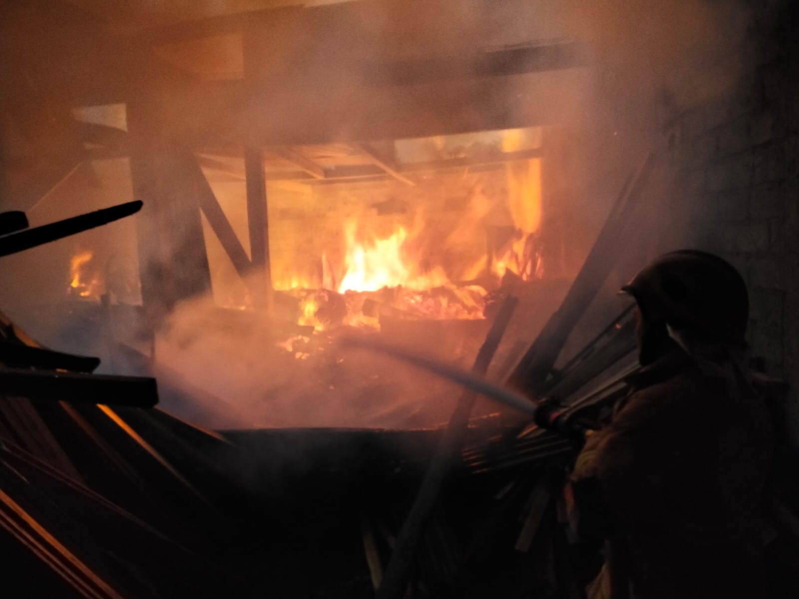 Pabrik Mebel di Tulungagung Terbakar, Kerugian Capai Rp70 Juta