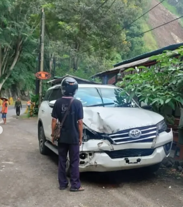 Longsor Batu Kembali Terjadi di Jalur Trenggalek–Ponorogo, Fortuner Tertimpa, Sopir Selamat