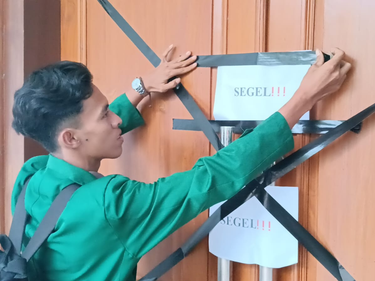 Dua Kali Audiensi Gagal, Mahasiswa Segel Ruang Aspirasi DPRD Tulungagung