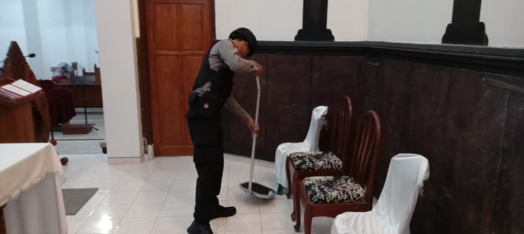 Pastikan Ibadah Paskah Aman, Polres Blitar Lakukan Sterilisasi Gereja