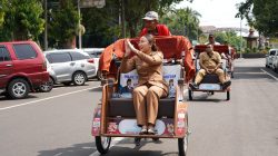 Hemat Energi, Wawali Blitar Elim Tyu Samba Pilih Naik Becak Listrik ke Kantor