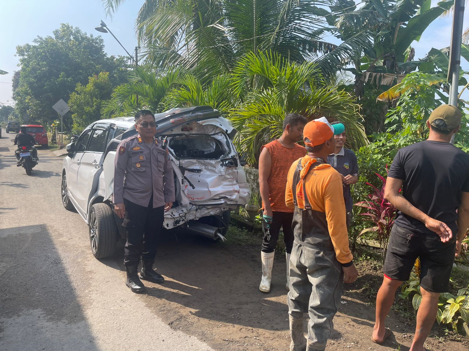 Xpander Tertemper KA Majapahit di Perlintasan Tanpa Palang, Ibu dan Anak Selamat