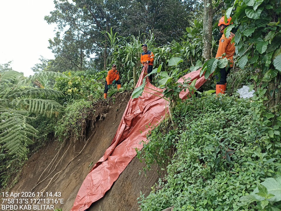 Hujan Deras Picu Longsor, Dapur Warga Sumberasri Rusak Tertimbun Tanah