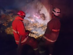Gudang Sabut Kelapa Terbakar di Nglegok, Kerugian Capai Rp100 Juta, Diduga Korsleting Listrik