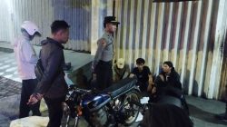 Nekat, Empat Pemuda Kepergok Curi Banner Iklan di Kota Blitar