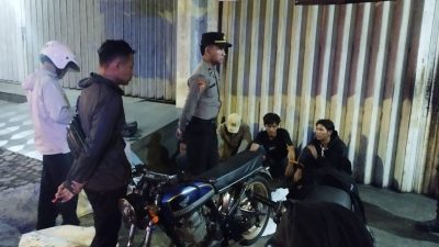 Nekat, Empat Pemuda Kepergok Curi Banner Iklan di Kota Blitar