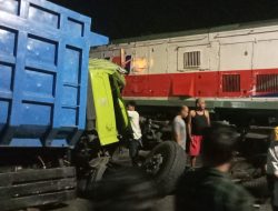 Lagi, Usai Bekasi, Giliran Blitar, Truk Sarat Muatan Pasir Tertabrak KA di Palang Pintu, Dipicu Mesin Mati