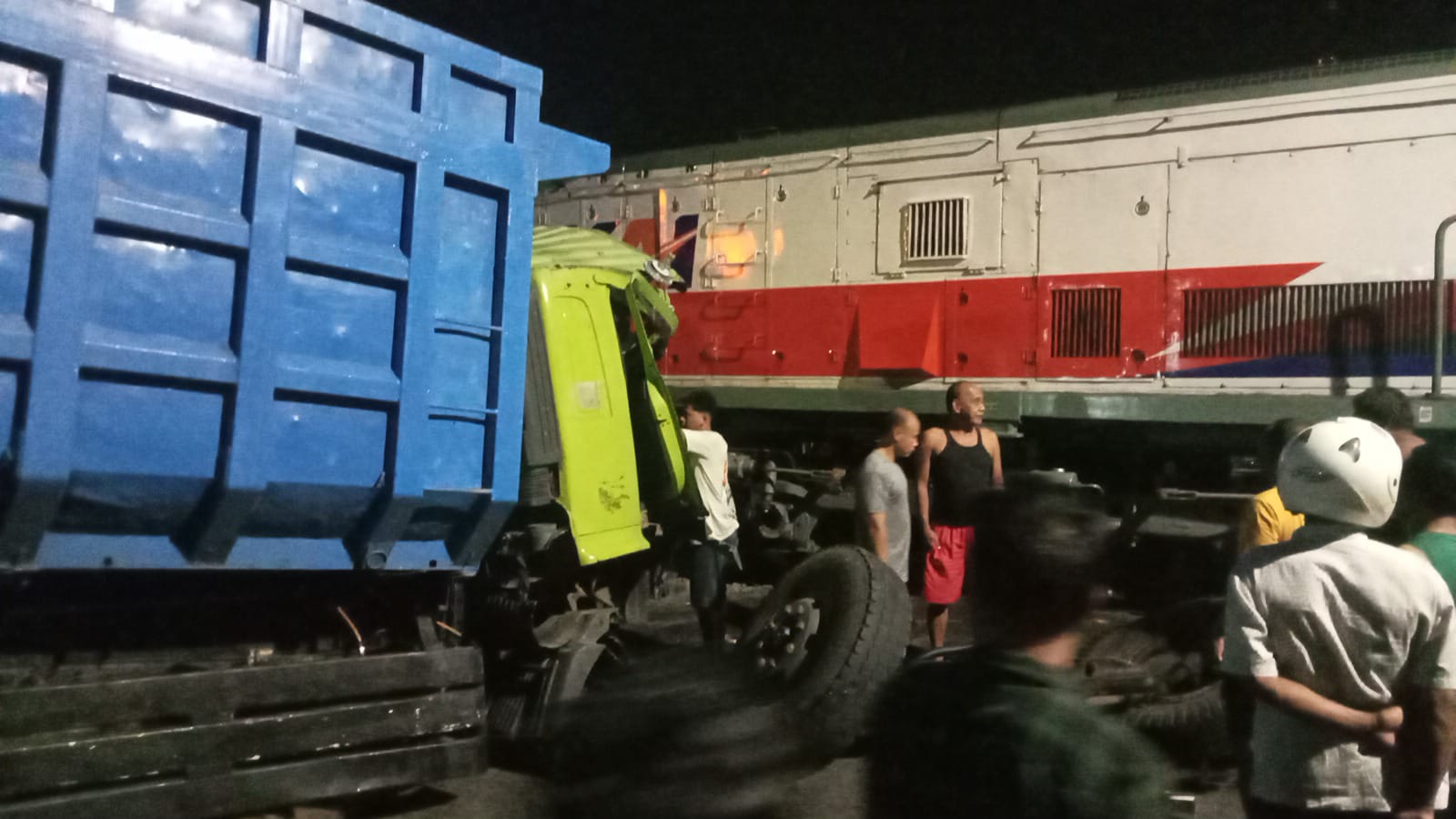 Lagi, Usai Bekasi, Giliran Blitar, Truk Sarat Muatan Pasir Tertabrak KA di Palang Pintu, Dipicu Mesin Mati