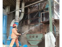 Diduga Gesekan Mesin Blower, Pabrik Triplek di Pare Terbakar