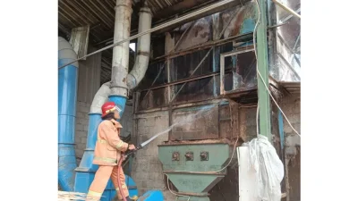 Diduga Gesekan Mesin Blower, Pabrik Triplek di Pare Terbakar