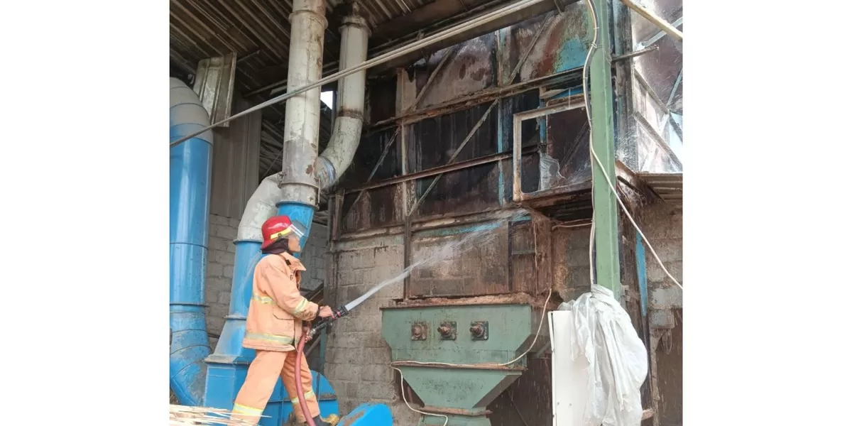 Diduga Gesekan Mesin Blower, Pabrik Triplek di Pare Terbakar