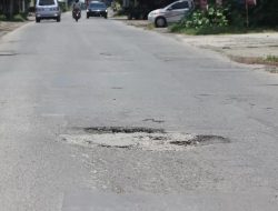 Tak Kunjung Diperbaiki, Jalan Rusak di Ringinrejo Kian Membahayakan Pengendara