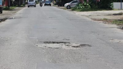 Tak Kunjung Diperbaiki, Jalan Rusak di Ringinrejo Kian Membahayakan Pengendara