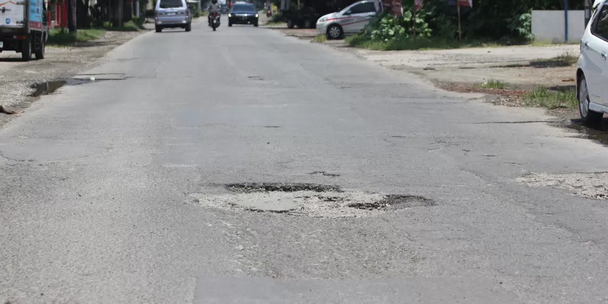 Tak Kunjung Diperbaiki, Jalan Rusak di Ringinrejo Kian Membahayakan Pengendara